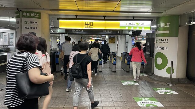 1200通勤月票「TPASS」廣告看板，已在台鐵台北站實裝。